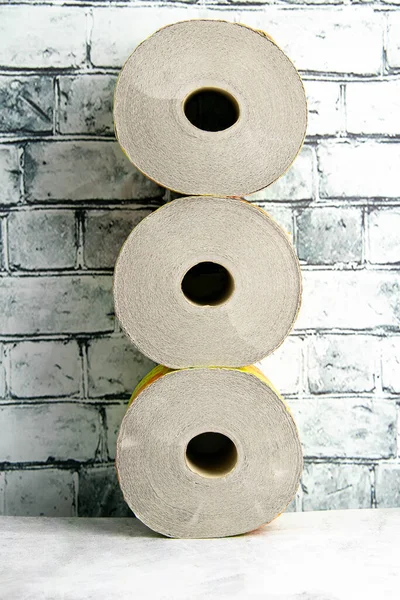 Rollen Toilettenpapier Auf Dem Tisch Der Ziegelwand — Stockfoto