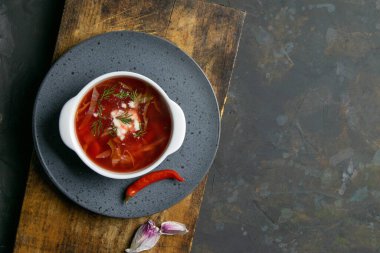 Koyu arkaplan manzaralı borş çorbası. Rus ya da Ukrayna geleneksel çorbası. Dümdüz uzanıyordu..