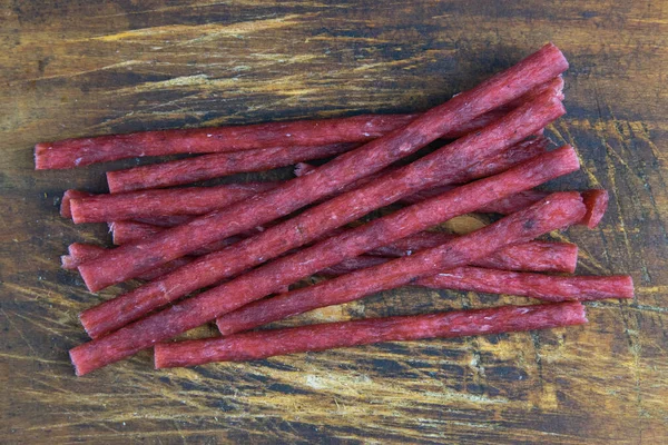 Palitos Salmón Secos Aislados Sobre Fondo Madera Snack Fish Cerveza —  Fotos de Stock