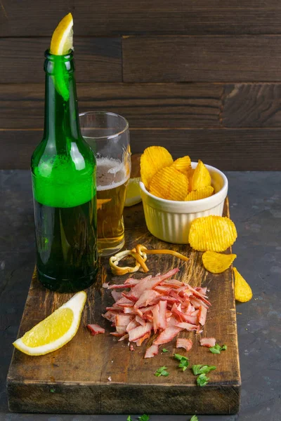 Anelli Granchio Con Birra Limone Patatine Tavola Legno Scuro Snack — Foto Stock