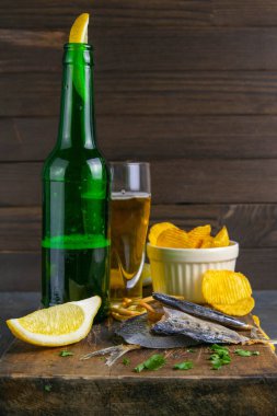 Kelebek şeklinde kırmızı biber, bira, limon ve patates cipsi. Balığı birayla atıştır. Yakın plan..