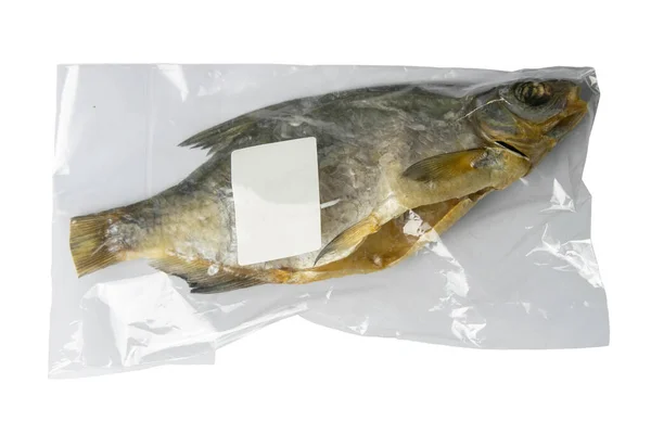 白を基調とした白ラベルの透明なパッケージで鯛を干す ビールに魚をスナック 閉じろ — ストック写真