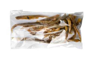 Kurutulmuş sazan balığı beyaz arka planda izole edilmiş bira için şeffaf paket aperatifinde. Atıştırmalık balıktan biraya. Kapat..