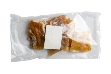 Beyaz arka planda izole edilmiş bira için şeffaf paket aperatifte kurutulmuş yayın balığı filetosu. Atıştırmalık balıktan biraya. Kapat..