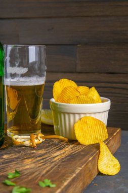 Biralı peynir, limon ve patates cipsi. Balığı birayla atıştır. Ön manzara, yakın plan..