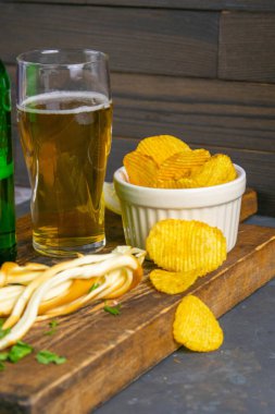 Biralı peynir, limon ve patates cipsi. Balığı birayla atıştır. Ön manzara, yakın plan..