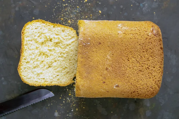 暗い背景に新鮮な香りのパン ダークテーブルの背景に焼きパンの盛り合わせ テーブルの上に新鮮な香りのパン トップビュー クローズアップ — ストック写真