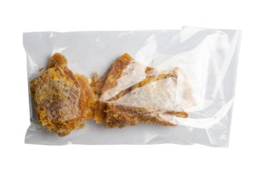 Şeffaf paket aperatifinde biberli kurutulmuş morina balığı beyaz arka planda izole edilmiş bira. Atıştırmalık balıktan biraya. Kapat..