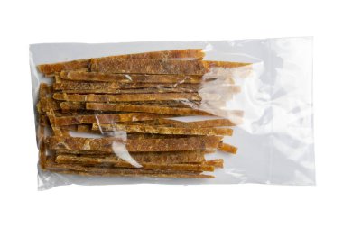 Şeffaf paket aperatifinde ton balığı ve beyaz arka planda izole edilmiş bira. Atıştırmalık balıktan biraya. Kapat..