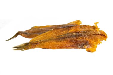 Kurumuş levrek beyaz arka planda izole edilmiş. Atıştırmalık balıktan biraya. Kapat..