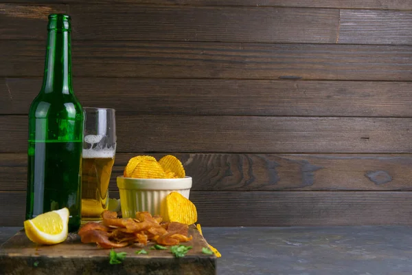 Calamar Peruano Con Cerveza Limón Papas Fritas Sobre Tabla Madera — Foto de Stock