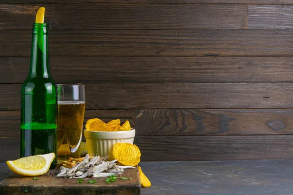 Acciughe Salate Secche Con Birra Limone Patatine Asse Legno Scuro — Foto Stock