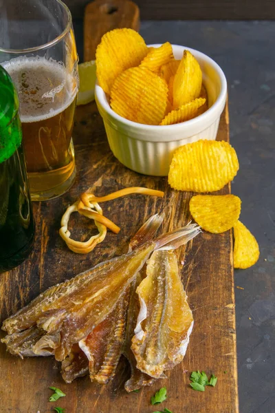 Silver Amber Fish Pieprzem Piwem Cytryną Chipsami Ziemniaczanymi Ciemnej Drewnianej — Zdjęcie stockowe