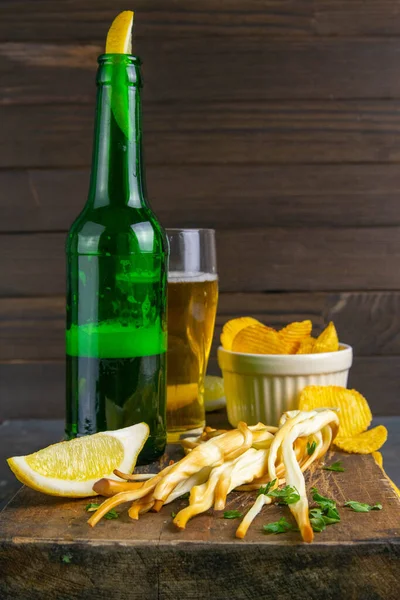 Käse Mit Bier Zitronen Und Kartoffelchips Auf Dunklem Holzbrett Snack — Stockfoto