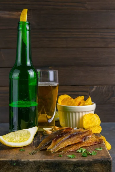 Сушеная Белая Рыба Пивом Лимоном Картофельными Чипсами Темной Деревянной Доске — стоковое фото