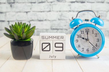9 Temmuz, ahşap takvimde. Yaz ayının dokuzuncu günü, işyeri için bir takvim. Yaz.
