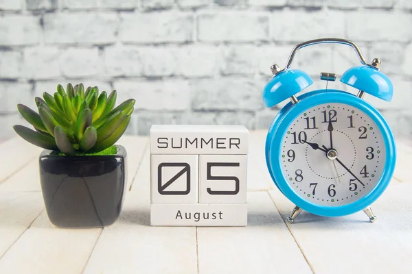 August Wooden Calendar Fifth Day Summer Month Calendar Workplace Summer — Stock Photo, Image