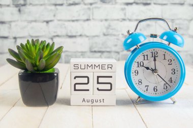 Ağaç takviminde 25 Ağustos. Yaz ayının yirmibeşinci günü, işyeri takvimi. Yaz.
