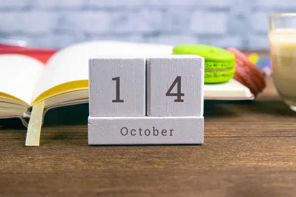 Der Oktober Auf Dem Hölzernen Kalender Der Vierzehnte Tag Des — Stockfoto