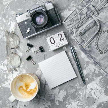 Tahta takvimde 2 Nisan. Bahar ayının ikinci günü, işyeri için bir takvim. Bahar.