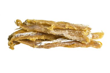 Kurutulmuş ton balığı filetosu beyaz arka planda izole edilmiş. Balığı birayla atıştır. Yakın plan.