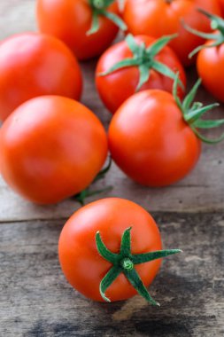 Eski ahşap bir masada taze sulu domatesler.. 
