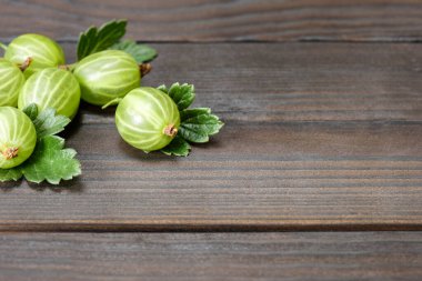 Fotokopi alanı olan ahşap masada taze bektaşi üzümü. Bektaşi üzümü
