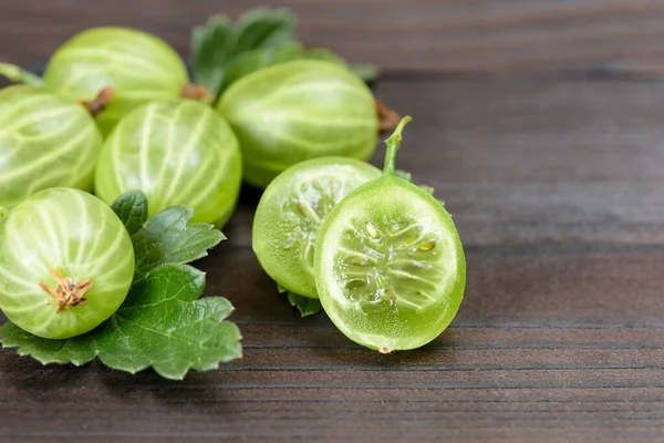 Verse Kruisbessen Sectie Close Houten Tafel Kruisbessen — Stockfoto