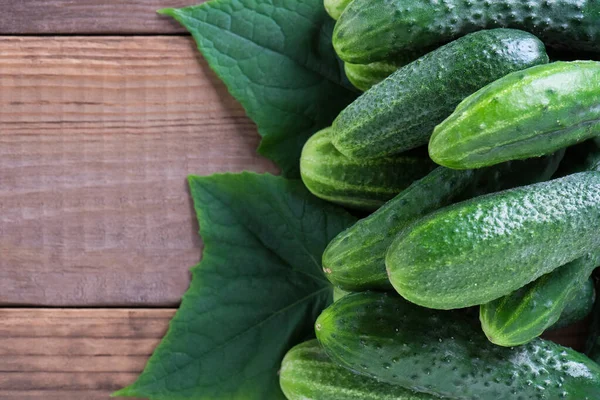 Komkommers Met Bladeren Een Oude Houten Tafel Met Kopieerruimte Koekje — Stockfoto