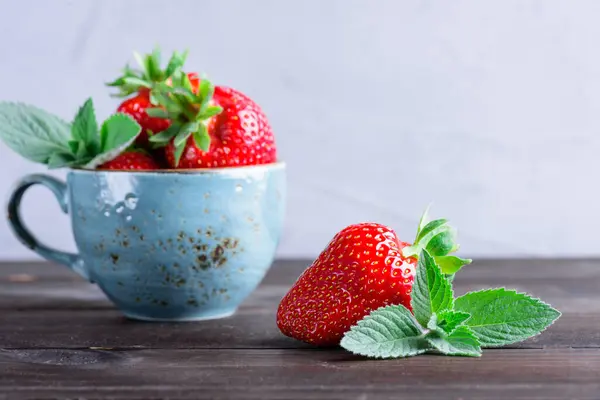 Verse Aardbeien Munt Een Houten Tafel Aardbeien Munt Een Kopje — Stockfoto