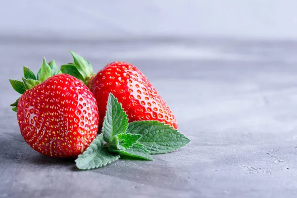 Verse Aardbeien Munt Een Grijze Betonnen Ondergrond — Stockfoto