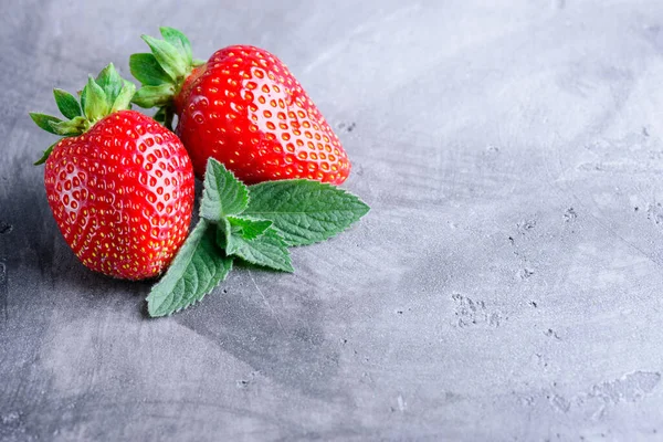 Verse Aardbeien Munt Een Grijze Betonnen Achtergrond Met Kopieerruimte — Stockfoto