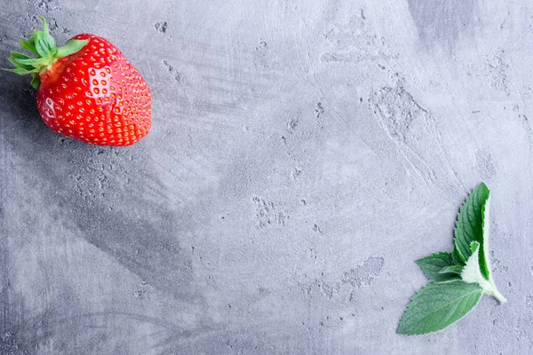 Verse Aardbeien Munt Een Grijze Betonnen Achtergrond Met Kopieerruimte Bovenaanzicht — Stockfoto