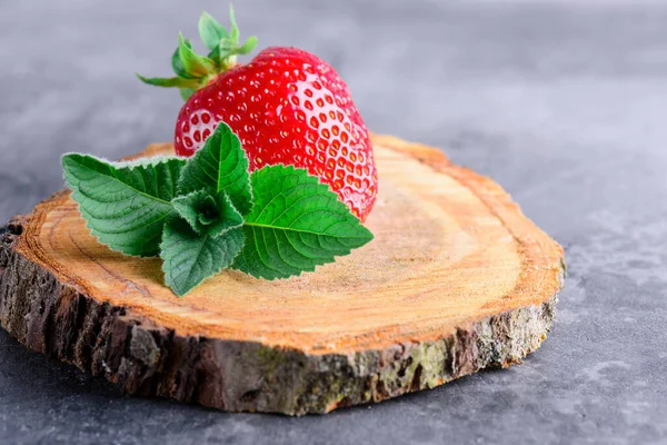 Verse Aardbeien Munt Een Grijze Betonnen Ondergrond — Stockfoto