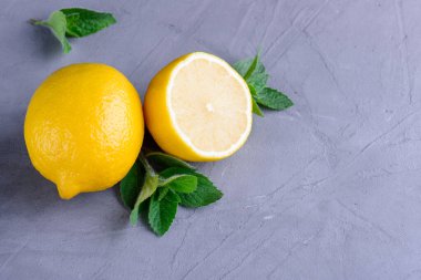 Fotokopi alanı olan gri beton zeminde taze limon ve nane.