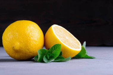 Gri bir arka planda taze limon ve nane.