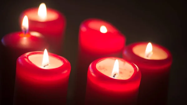 Красные горящие свечи — стоковое фото