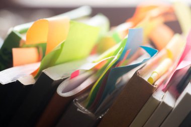 kitap ve çok renkli çıkartmaları ile dizüstü bilgisayar