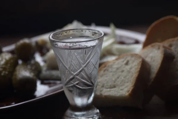 Vodka em vidro e aperitivo — Fotografia de Stock