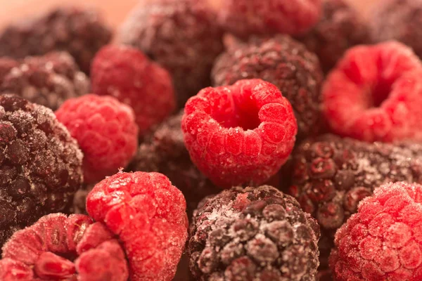 Frambuesas y moras congeladas en el plato —  Fotos de Stock