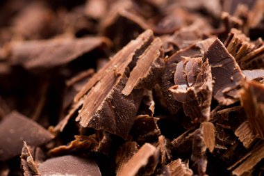 Siyah çikolata parçaları. 