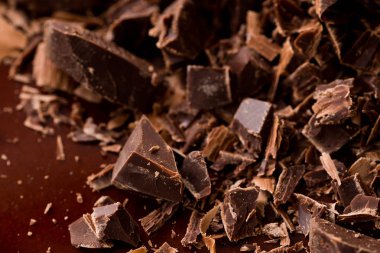 Siyah çikolata parçaları. 