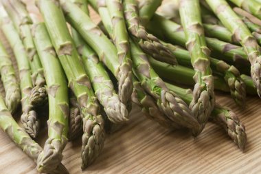 Taze çiğ yeşil kuşkonmaz 