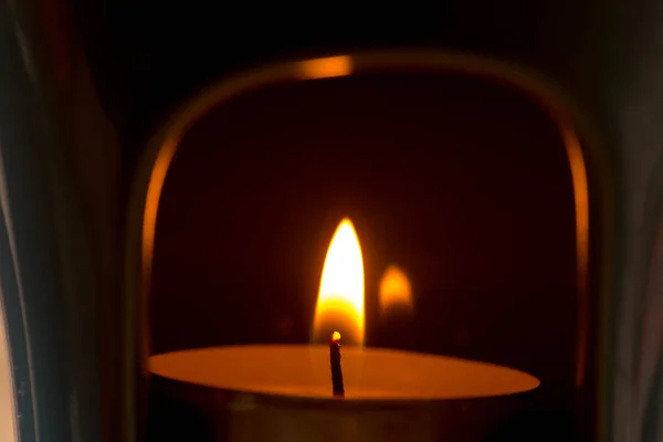 Brennendes Kerzen-Teelicht — Stockfoto