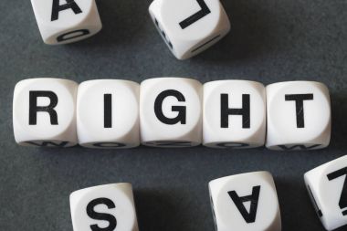 Şu oyuncak küplerin üzerinde kelime