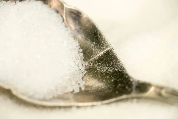 Белый сахар в ложке — стоковое фото
