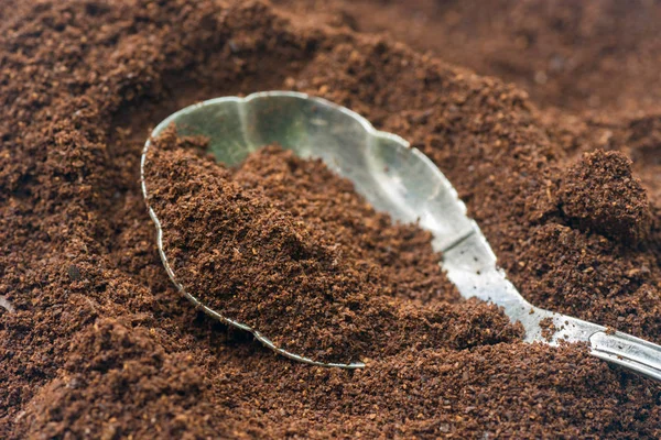 Ground cofee in silver spoon — Stock Photo, Image
