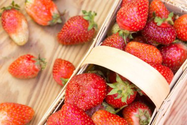 sepet içinde organik çilek