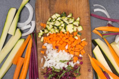 ahşap tahta üzerinde doğranmış sebze 