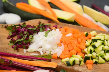 ahşap tahta üzerinde doğranmış sebze 